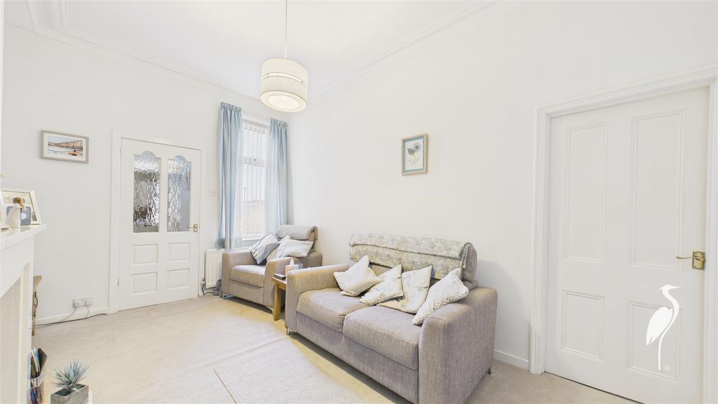 Property photo 3 of 13 Lounge