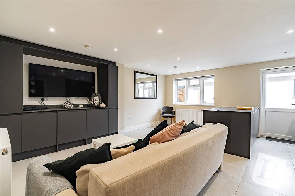 Property photo 2 of 32 Lounge