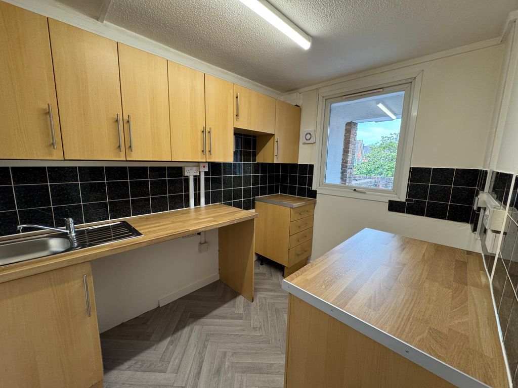 Property photo 1 of 5 119 Collingwood Crescent - Kitchen