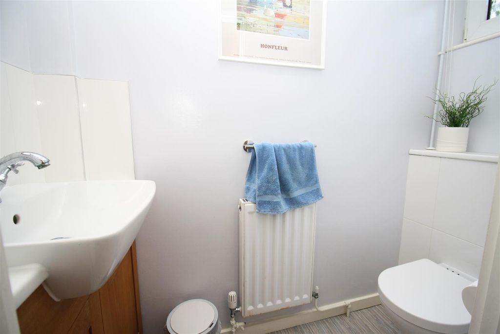 Property photo 2 of 29 Cloakroom