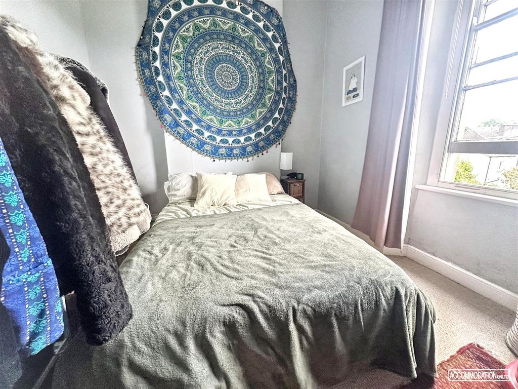 Property photo 2 of 7 Bright Double Bedroom With A Cozy Feel....