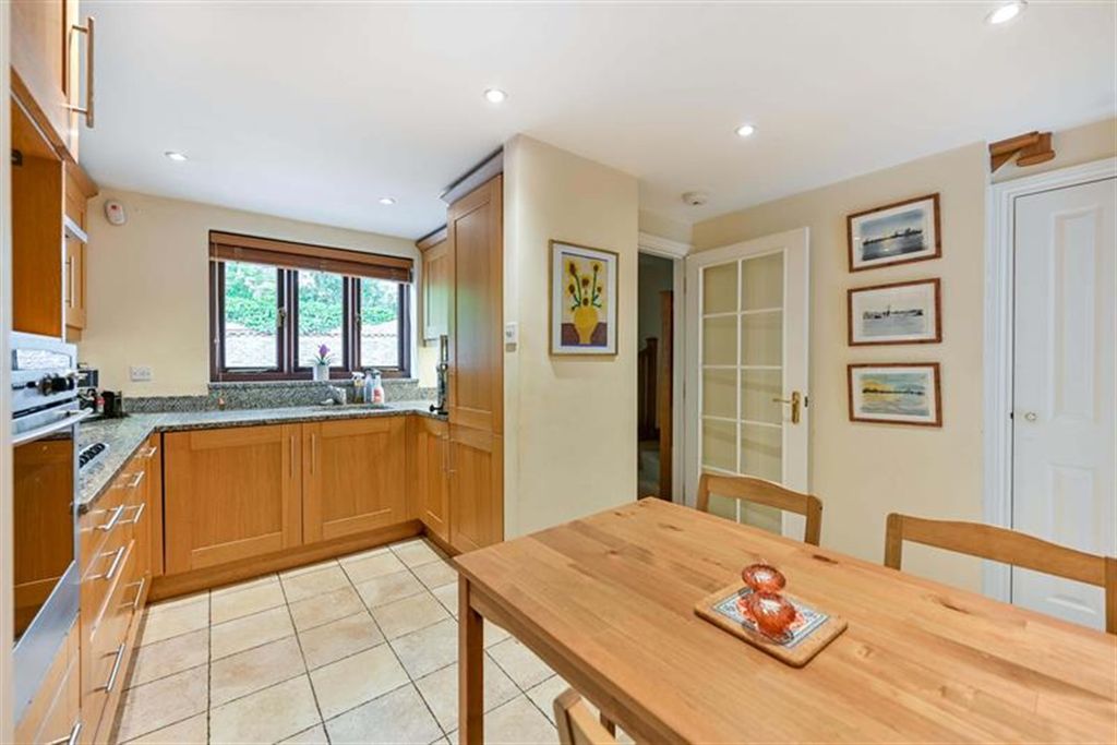 Property photo 3 of 11 Kitchen