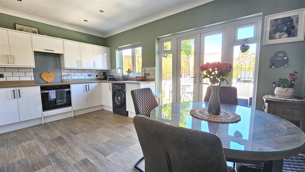 Property photo 3 of 15 Kitchen Diner