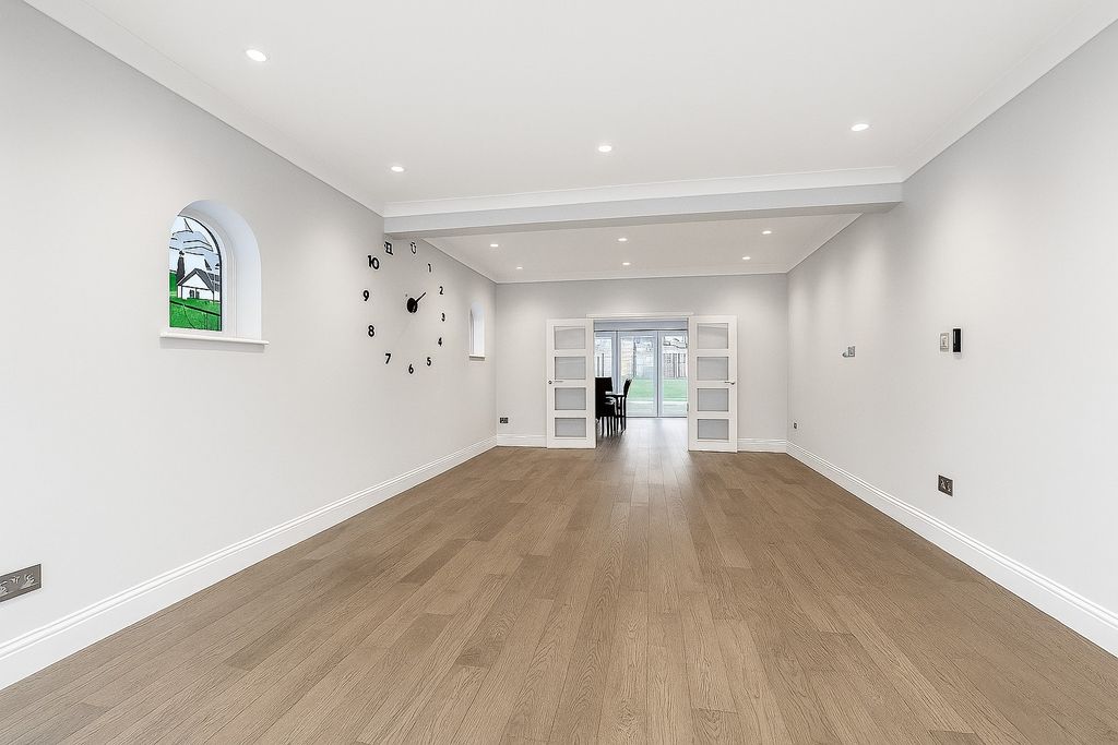 Property photo 2 of 16 Lounge