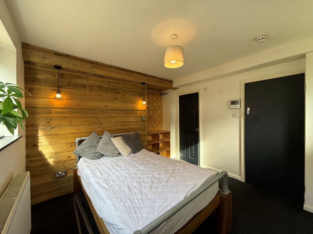 Property photo 2 of 11 4