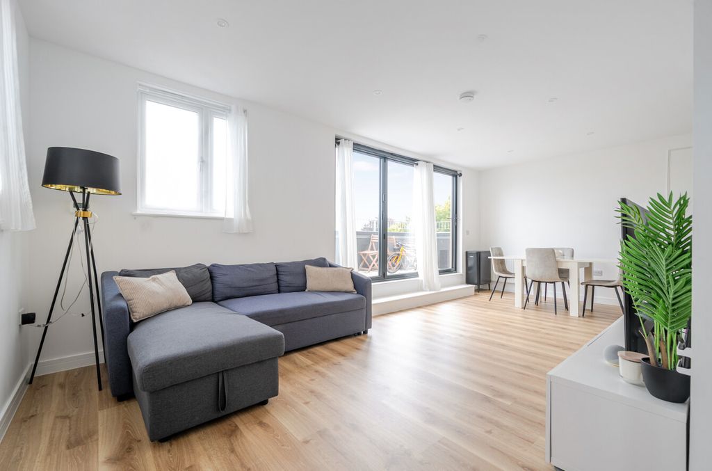 Property photo 3 of 11 1526402-11-1A0Edf...