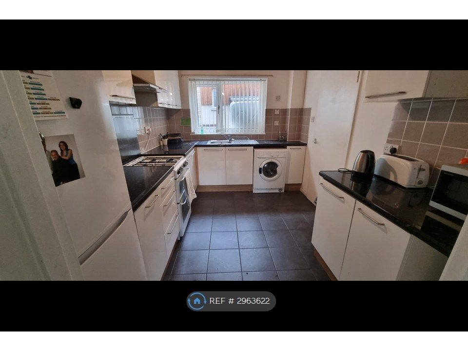 Property photo 2 of 11 Kitchen