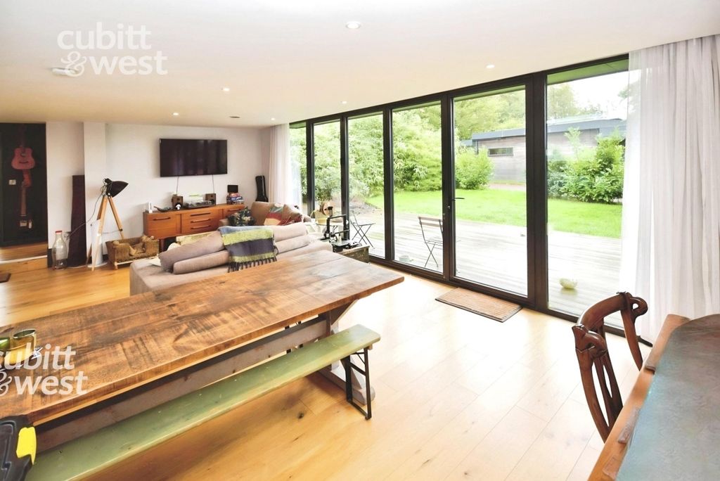 Property photo 2 of 12 Lounge