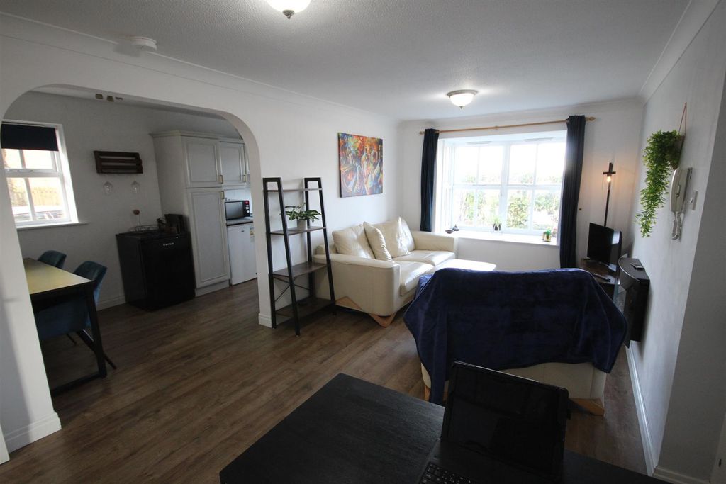 Property photo 3 of 9