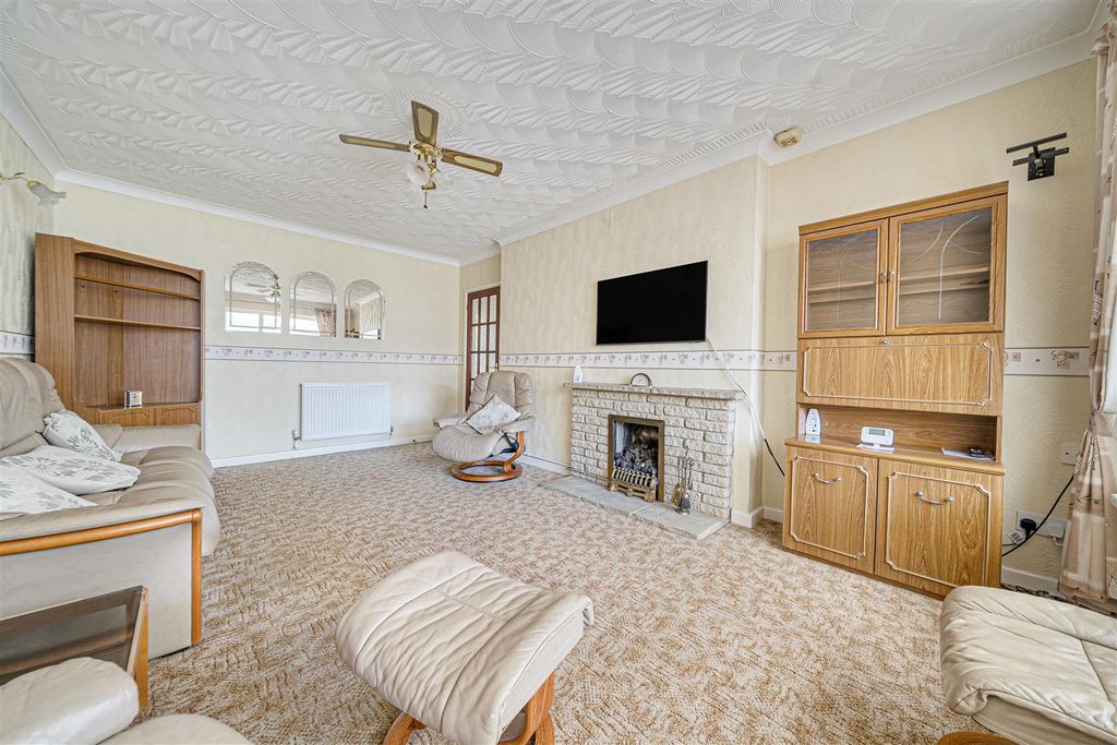 Property photo 3 of 18 Living Room