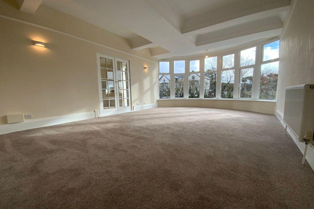 Property photo 2 of 14 Lounge