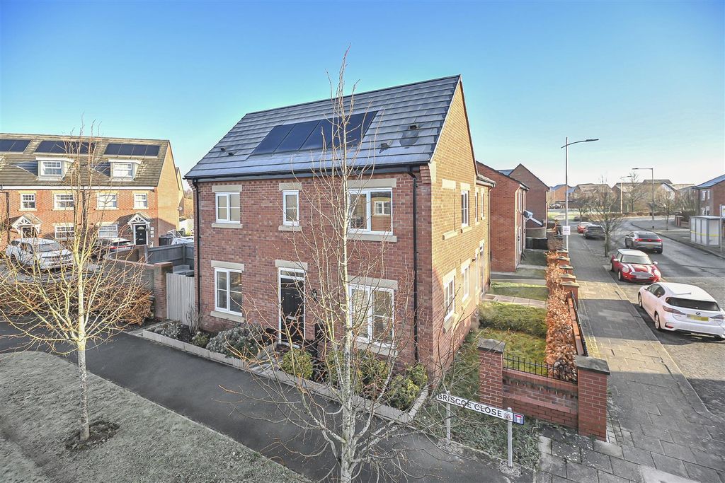 Property photo 1 of 33 2 Briscoe Close External (2).Jpg