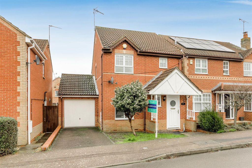 Property photo 1 of 10 Cotswold Drive Front