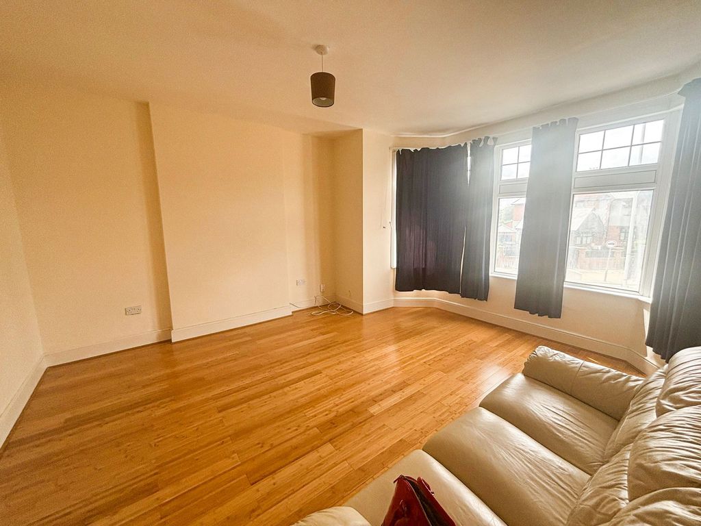 Property photo 3 of 7 Cranbrook Rd Ig1