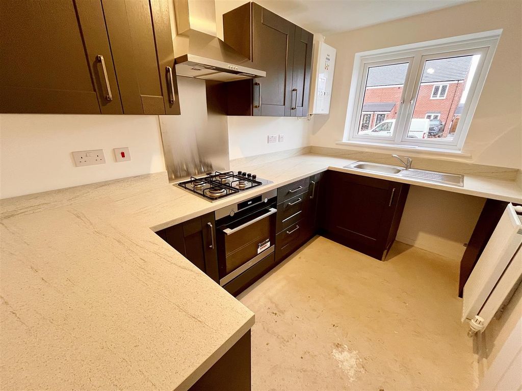 Property photo 3 of 11 Kitchen