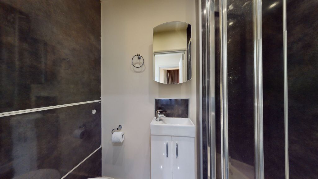 Property photo 3 of 9 Bathroom