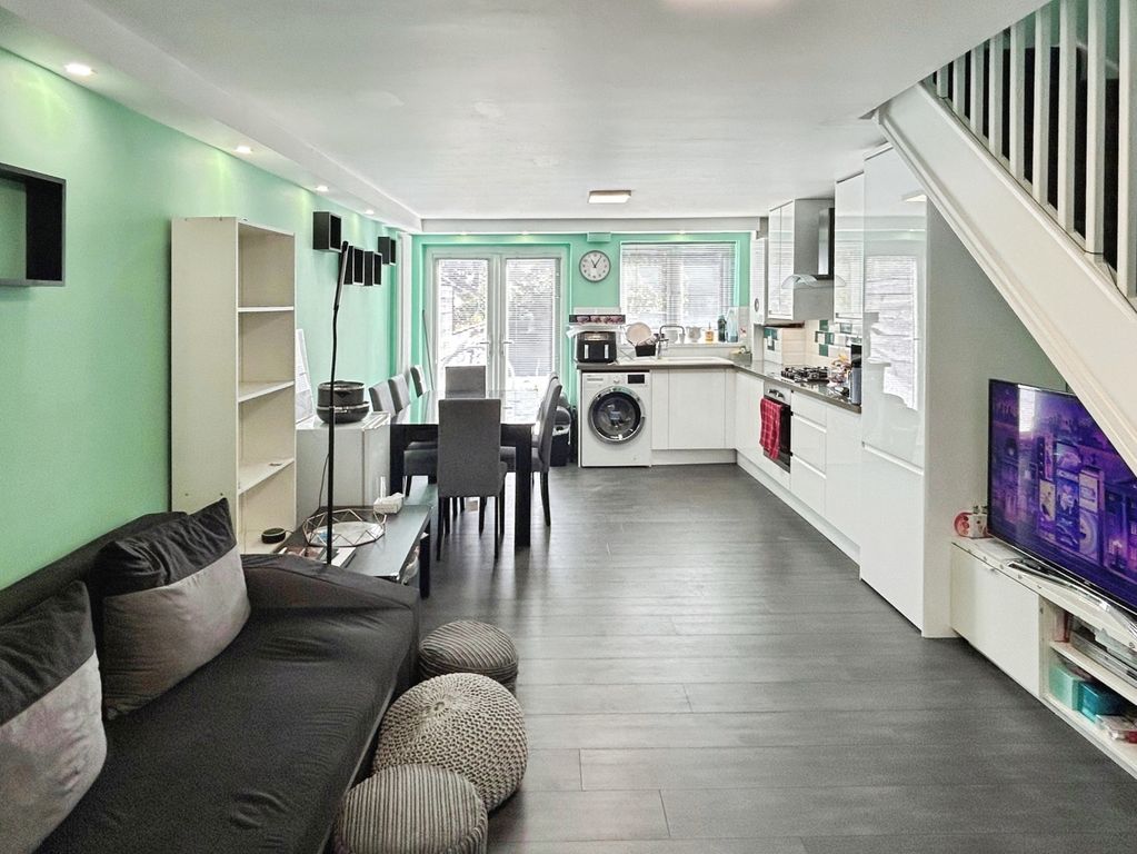 Property photo 3 of 6 2E41285A-2