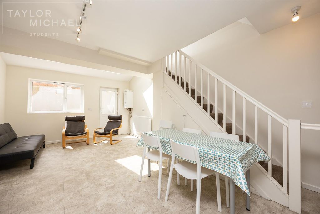 Property photo 2 of 25 Livingroom/Dining Area