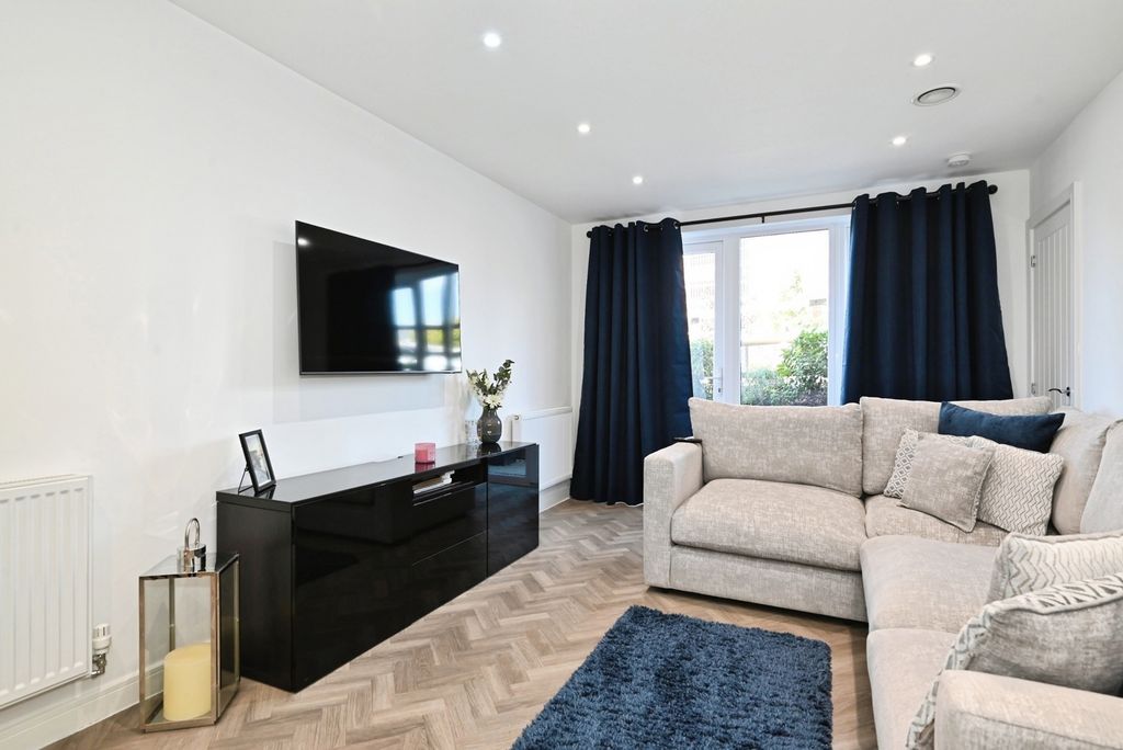 Property photo 3 of 10 Pbox-Img.Jpg