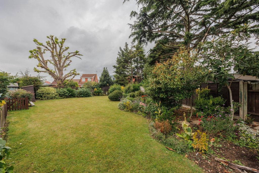 Property photo 3 of 13 Communal Gardens