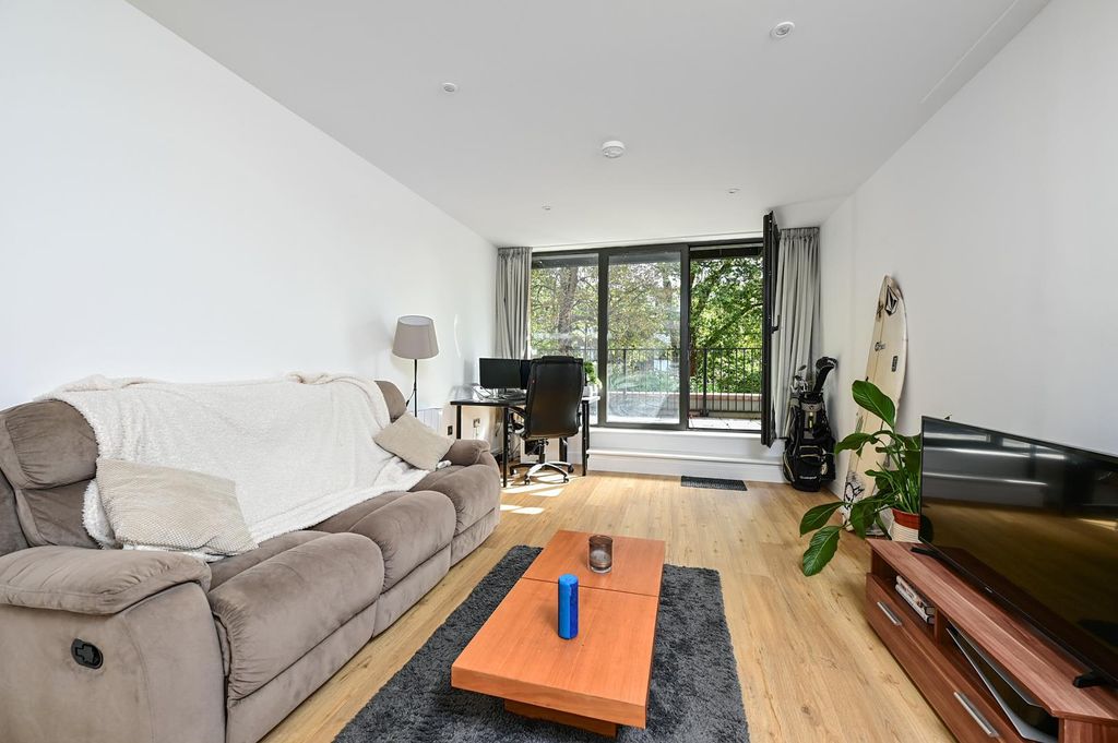 Property photo 2 of 8 84 Hillside Place (1).Jpg