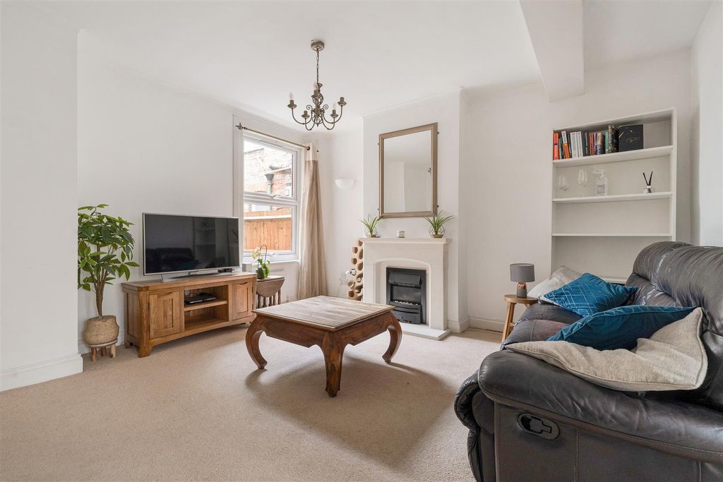 Property photo 2 of 19 Carr Road, E17