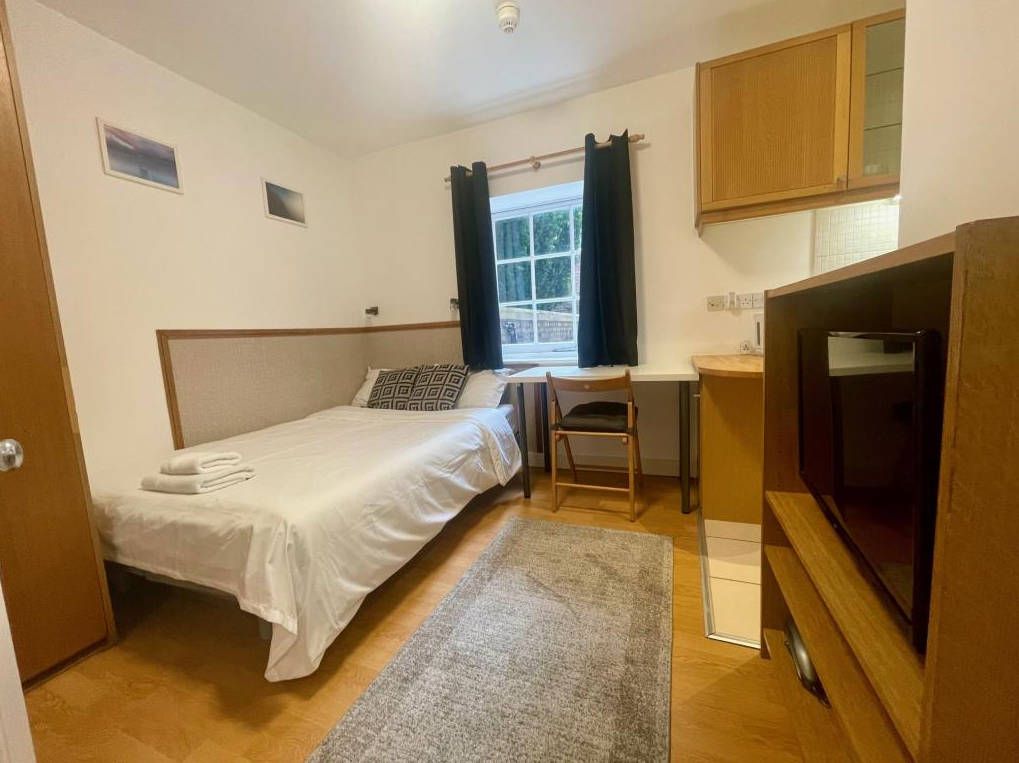 Property photo 1 of 8 Studio To Rent