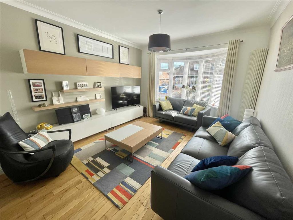 Property photo 3 of 17 Lounge (Front)