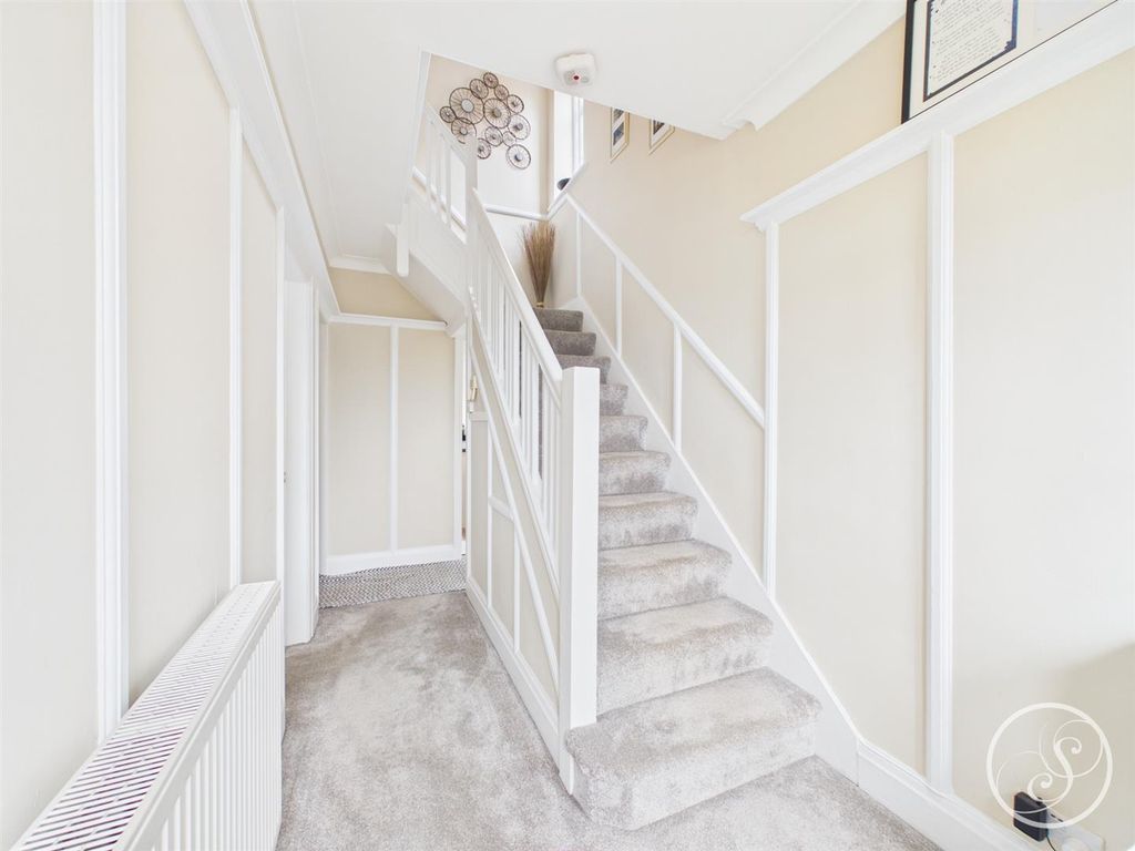 Property photo 2 of 19 Hallway