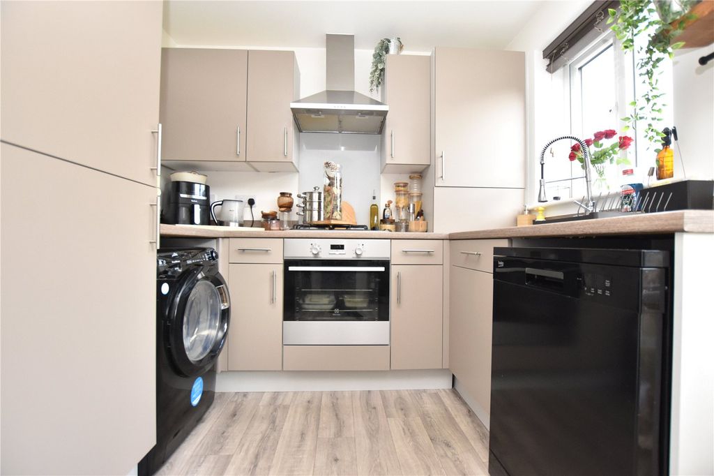 Property photo 2 of 16 Picture No. 13