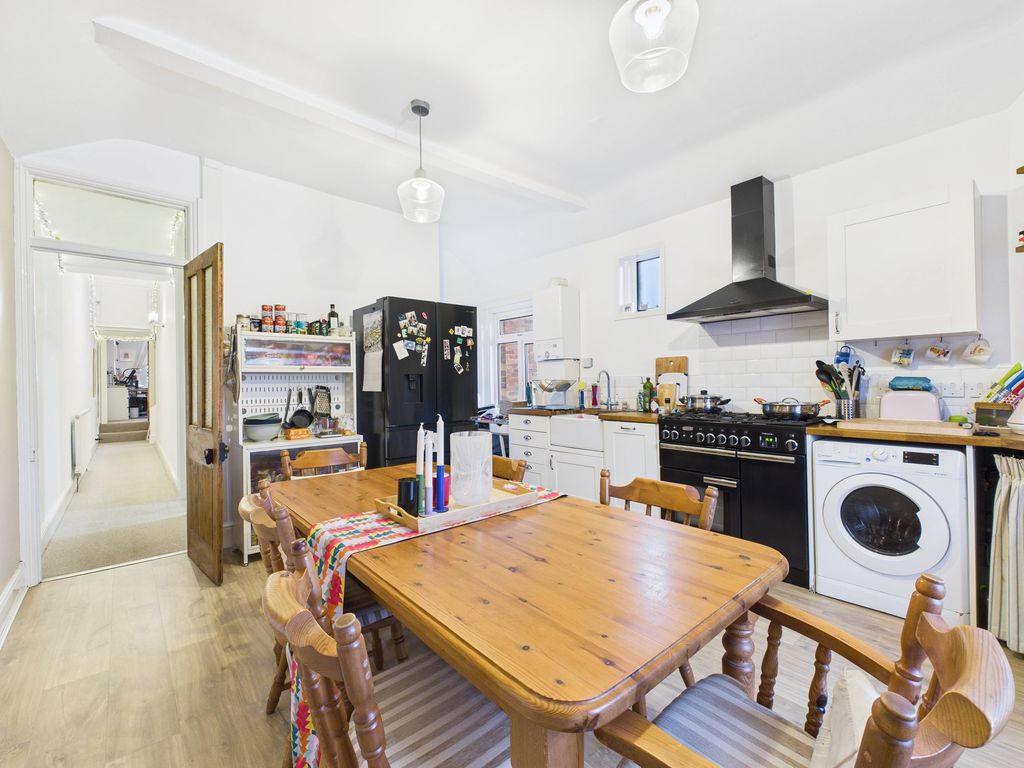 Property photo 3 of 20 Kitchen