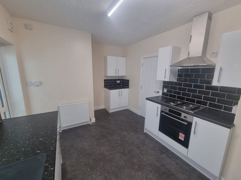 Property photo 3 of 18 Kitchen1