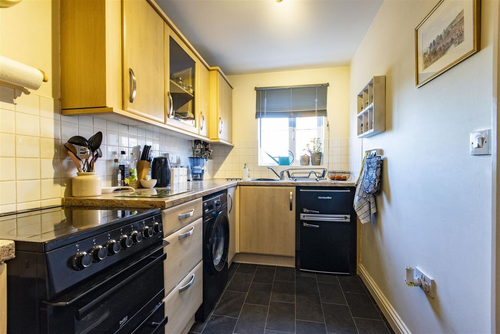 Property photo 3 of 18 Kitchen