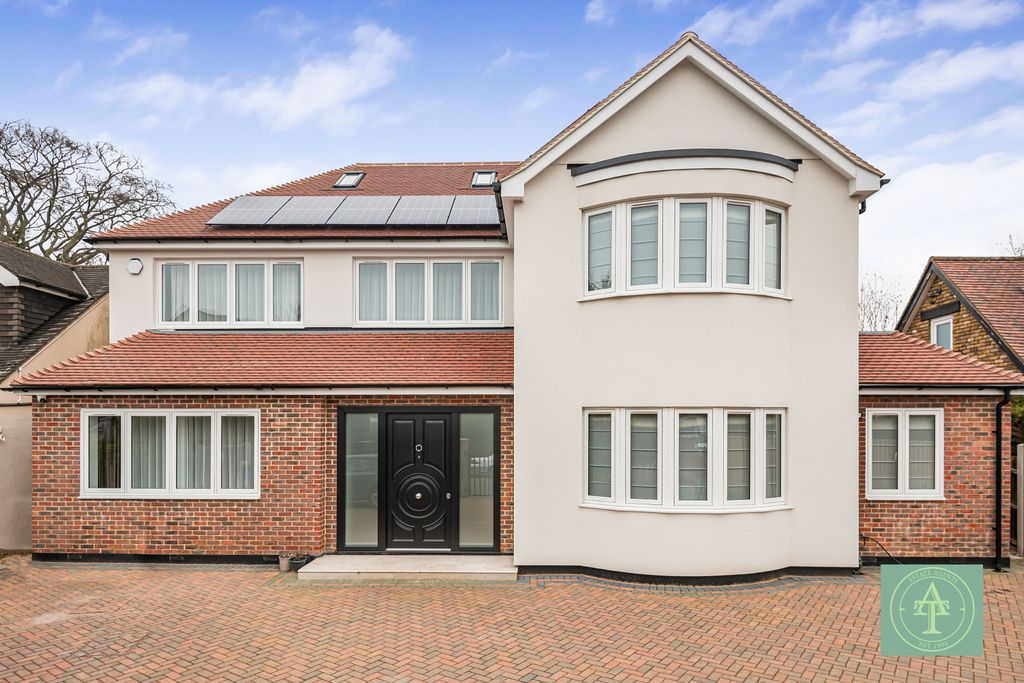 Property photo 1 of 43 5 Bedroom Detached House