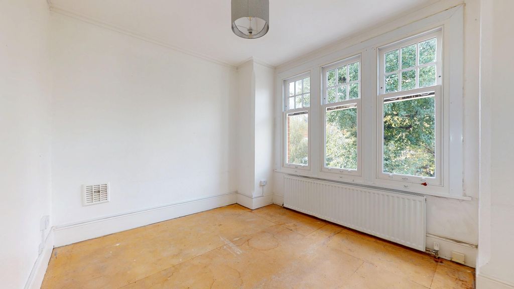Property photo 2 of 11 Flat 4 12 Kings Avenue, Ealing, London, W5 2Sh