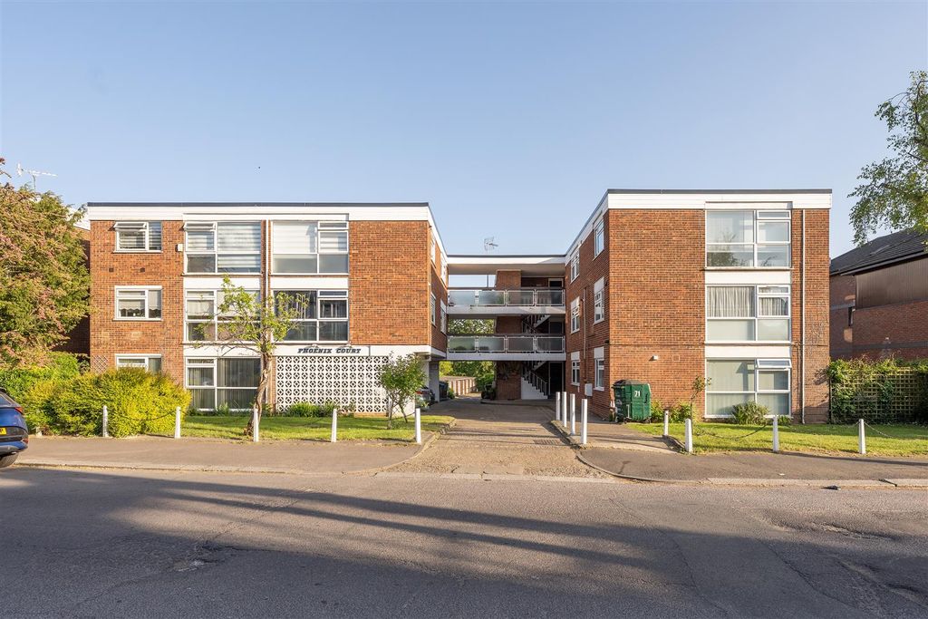Property photo 1 of 28 Chingford Avenue, E4