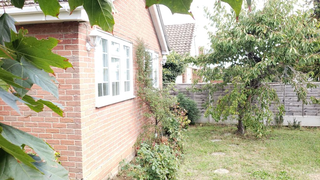 Property photo 3 of 33 Front Garden