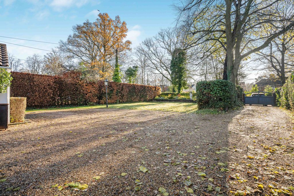 Property photo 3 of 32 Front Garden