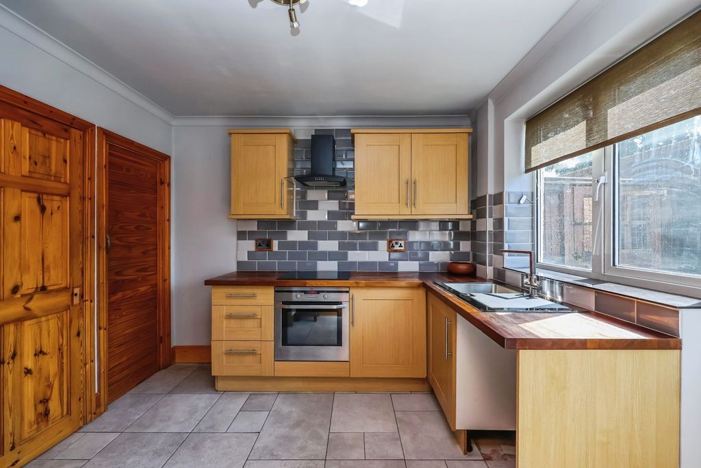 Property photo 2 of 15 Fitted Kitchen