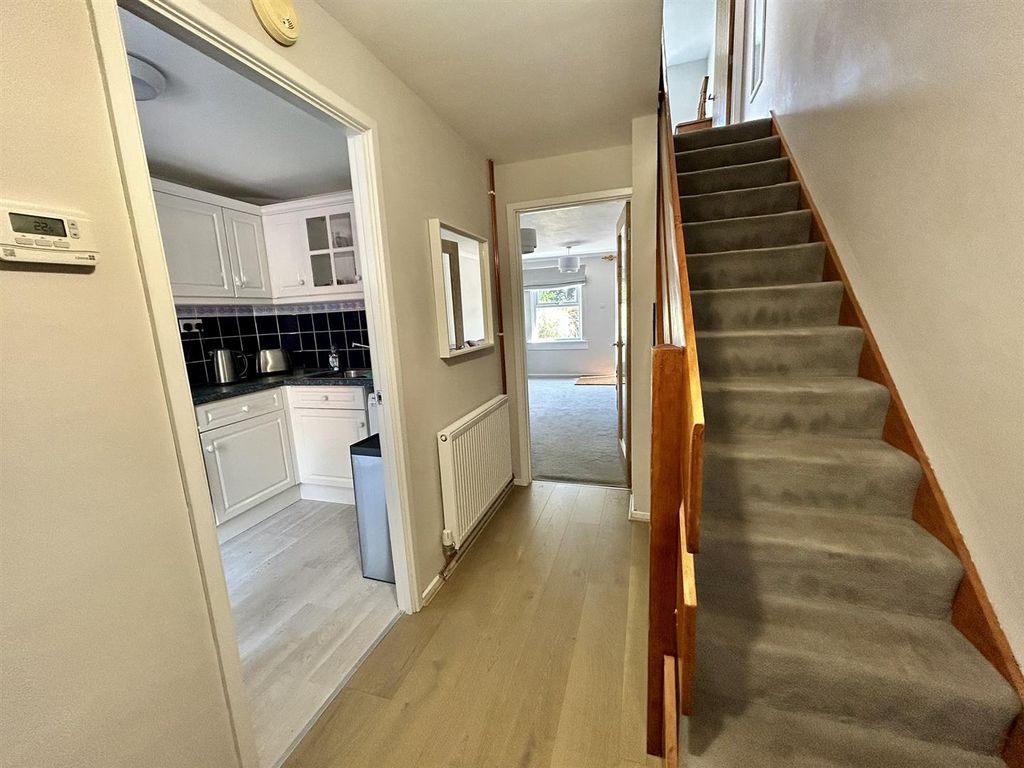Property photo 3 of 9 Entrance Hall