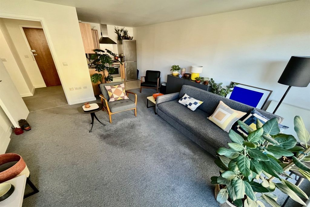 Property photo 1 of 8 (Main)