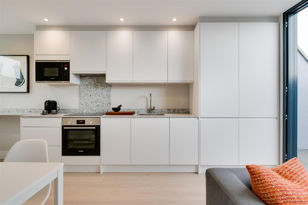 Property photo 2 of 10 Devonshire Road 12 Flat 2-8.Jpg