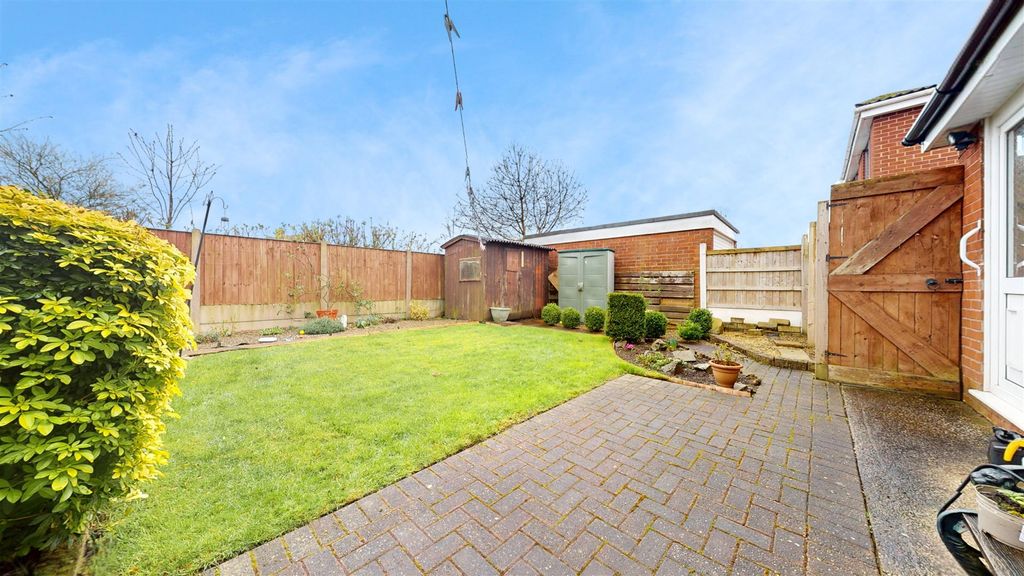 Property photo 2 of 28 Falkland Drive Rear Garden