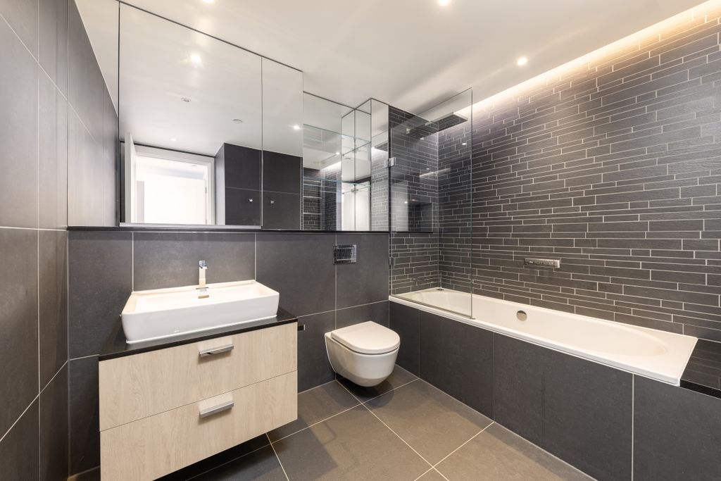 Property photo 2 of 11 Kensington Garden...