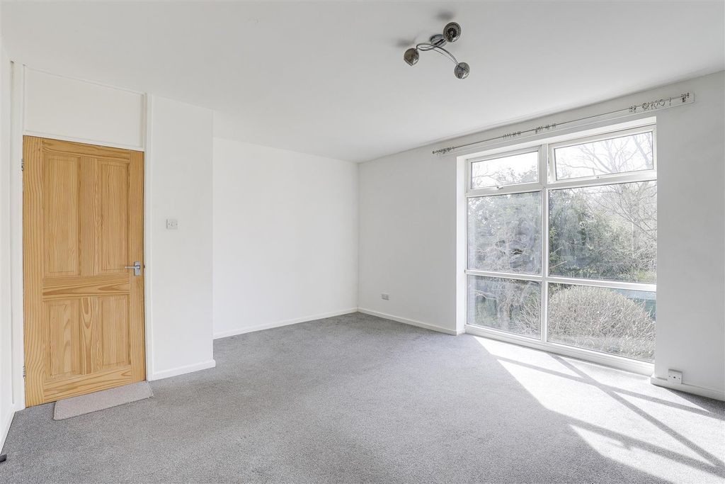 Property photo 2 of 17 32599.Jpg