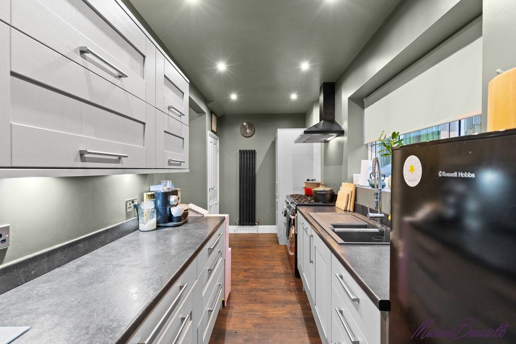 Property photo 2 of 44