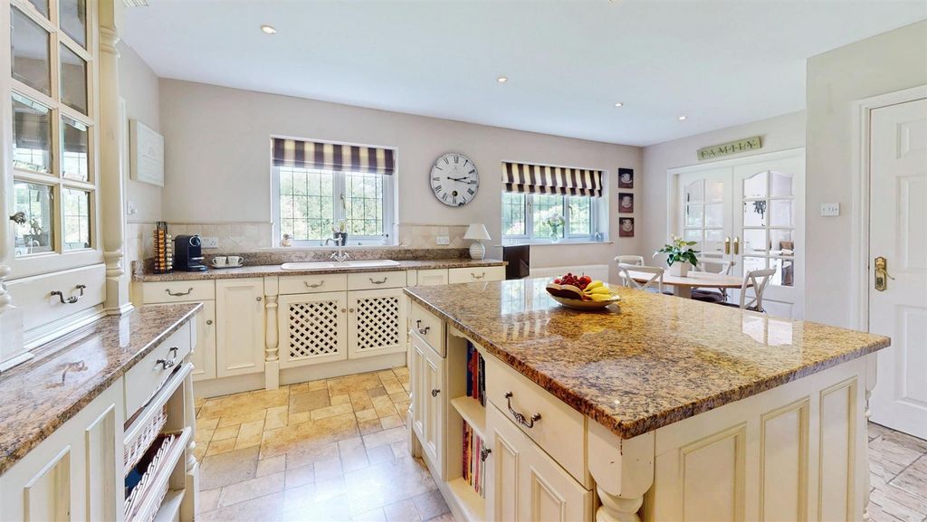Property photo 3 of 30 Dining Kitchen