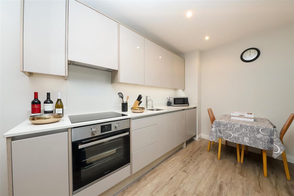 Property photo 2 of 11 Kitchen Breakfast Area