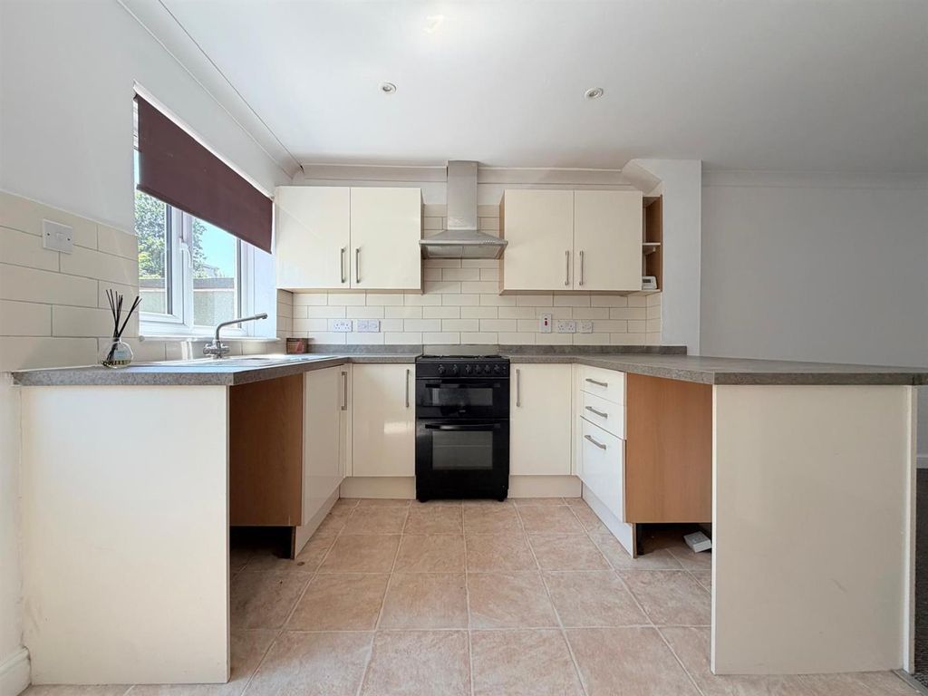 Property photo 3 of 12 Kitchen
