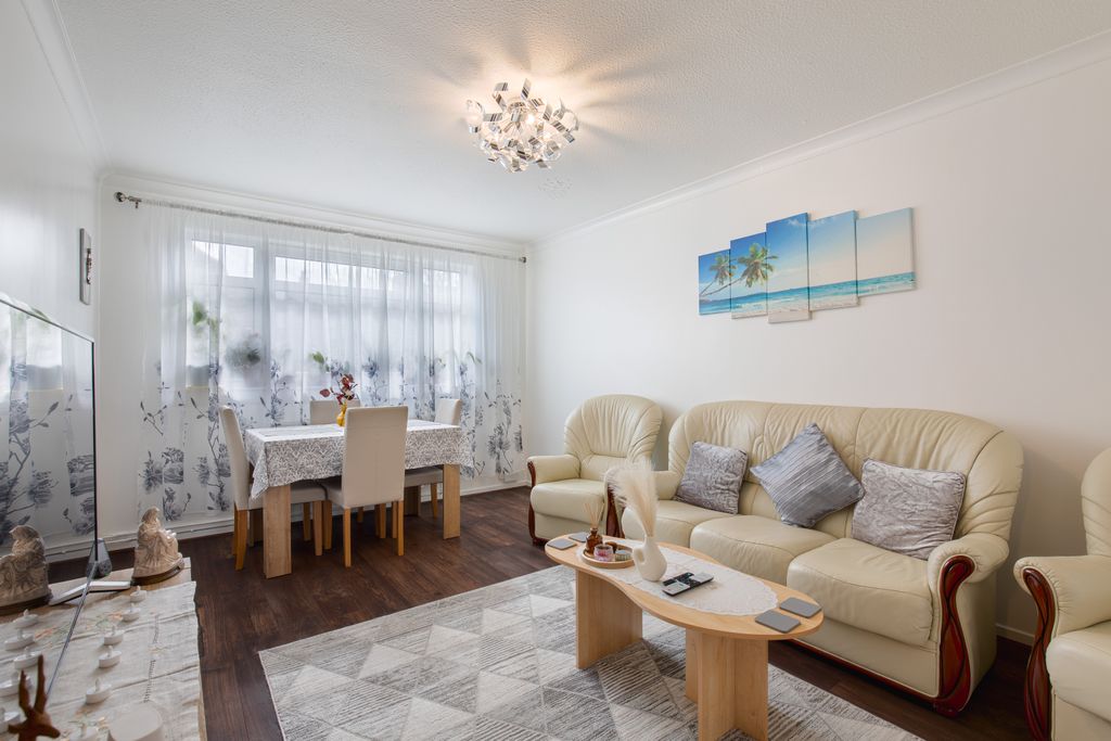 Property photo 3 of 9 Living1